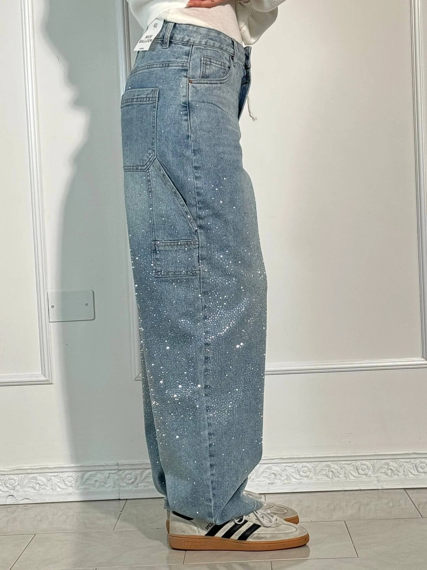 May | Pantalón Moda – Corte Relax y Acabados Brillantes