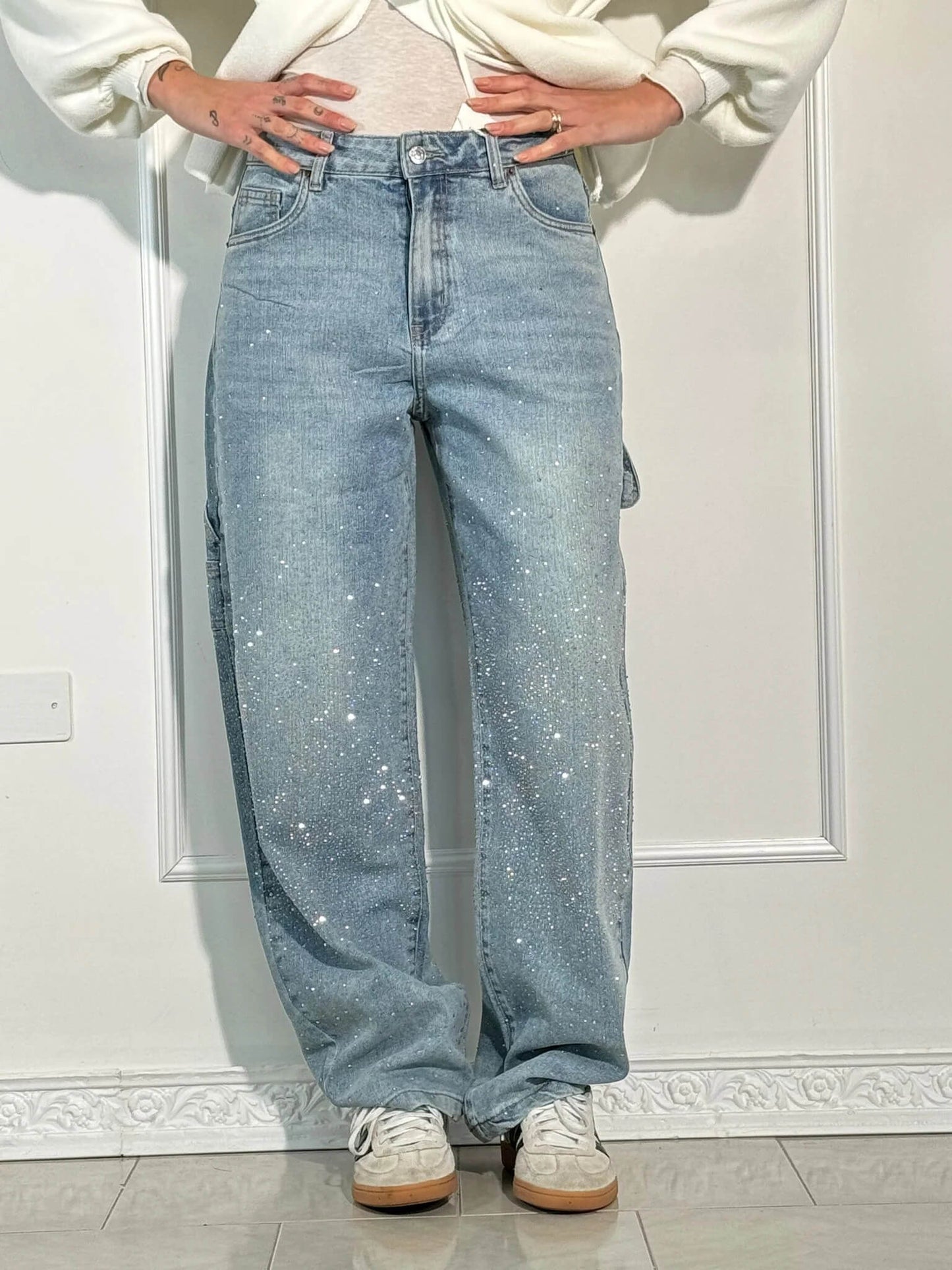 May | Pantalón Moda – Corte Relax y Acabados Brillantes