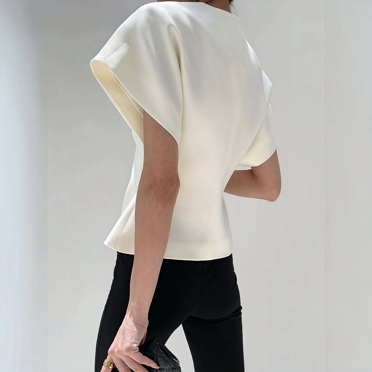 Yvonne | Bluse Chic Strukturert – Asymmetrisk og Moderne
