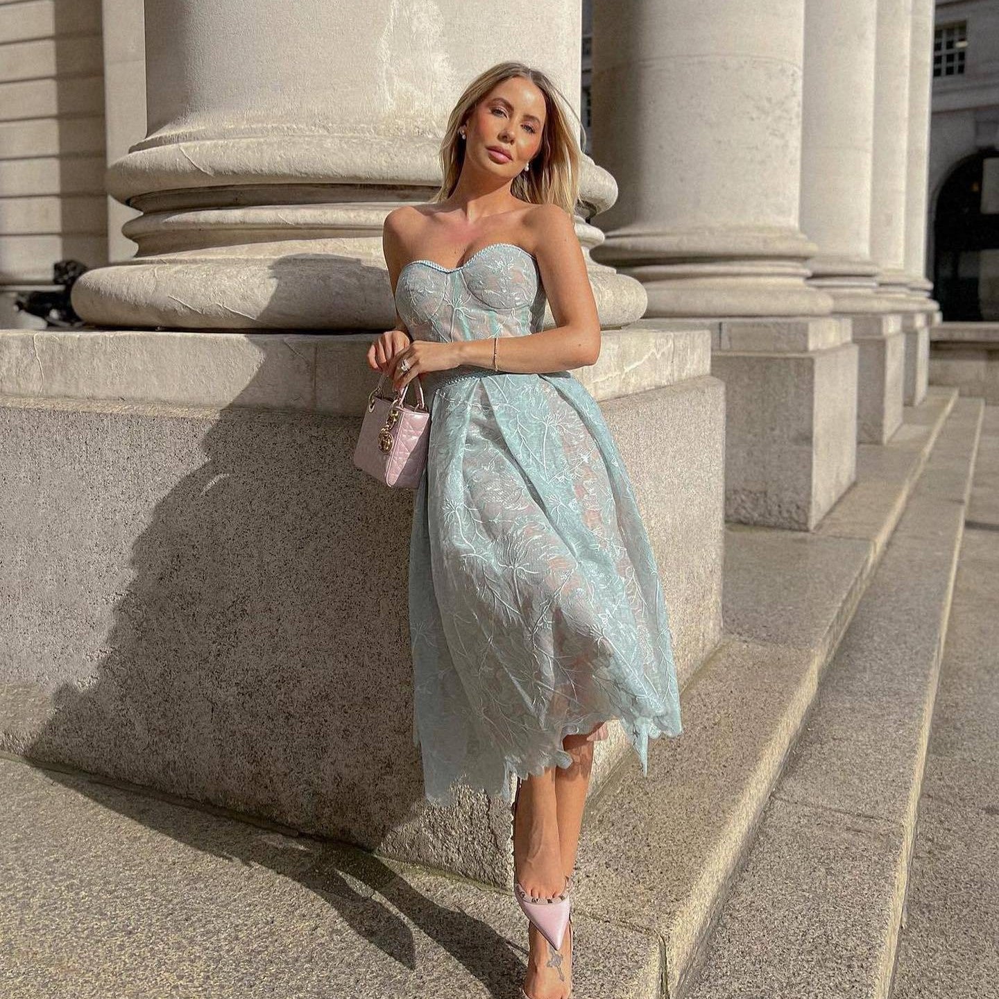 Livia | Midi Sukienka Strapless – Ustrukturyzowana Elegancja I Kobiecość