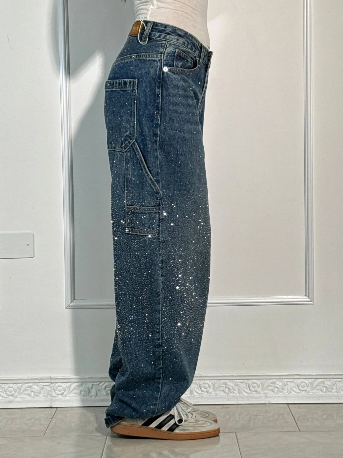 May | Pantalón Moda – Corte Relax y Acabados Brillantes