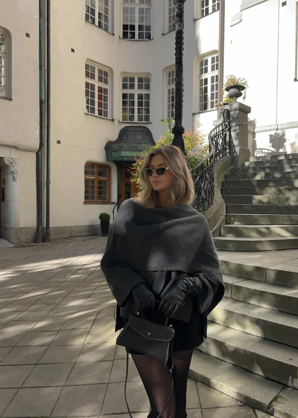 Fernande | Manteau Cape De Luxe – Ajaton ja hienostunut eleganssi 