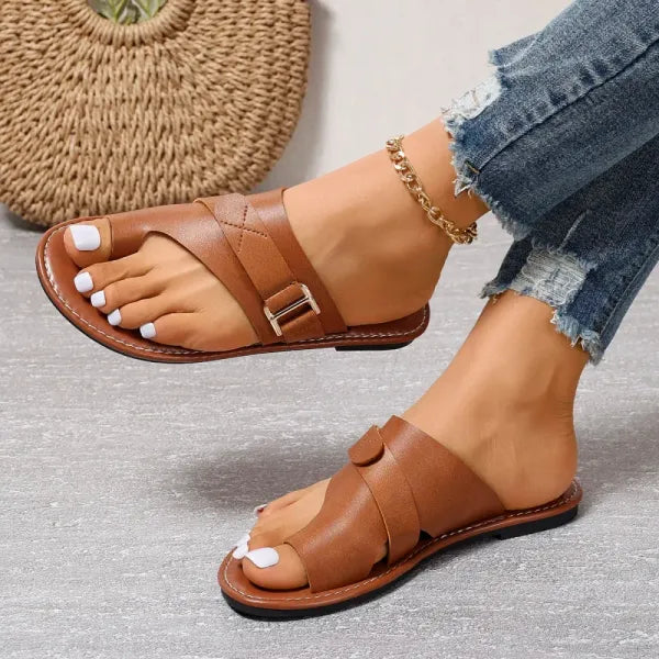 Louise | Sandaler med krydsrem – elegance og sommerlig enkelhed 