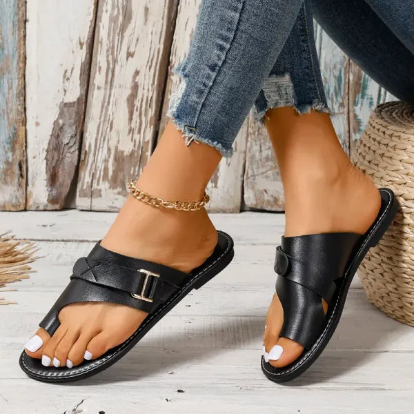 Louise | Sandaler med krydsrem – elegance og sommerlig enkelhed 