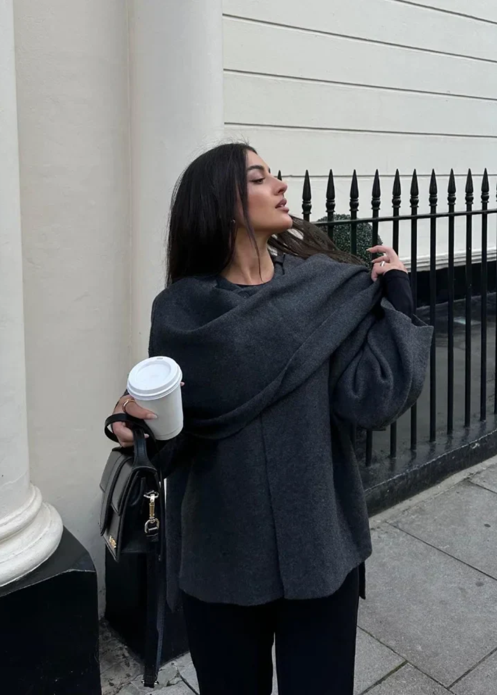 Fernande | Manteau Cape De Luxe – Ajaton ja hienostunut eleganssi 