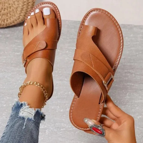 Louise | Sandaler med krydsrem – elegance og sommerlig enkelhed 